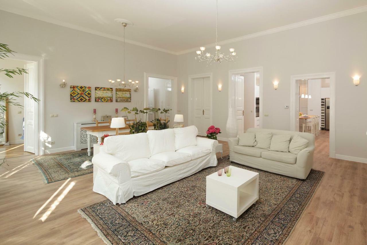 Urban Haven - 3 Beds, 3 Baths, Free Parking, Near Central Market บูดาเปสต์ ภายนอก รูปภาพ