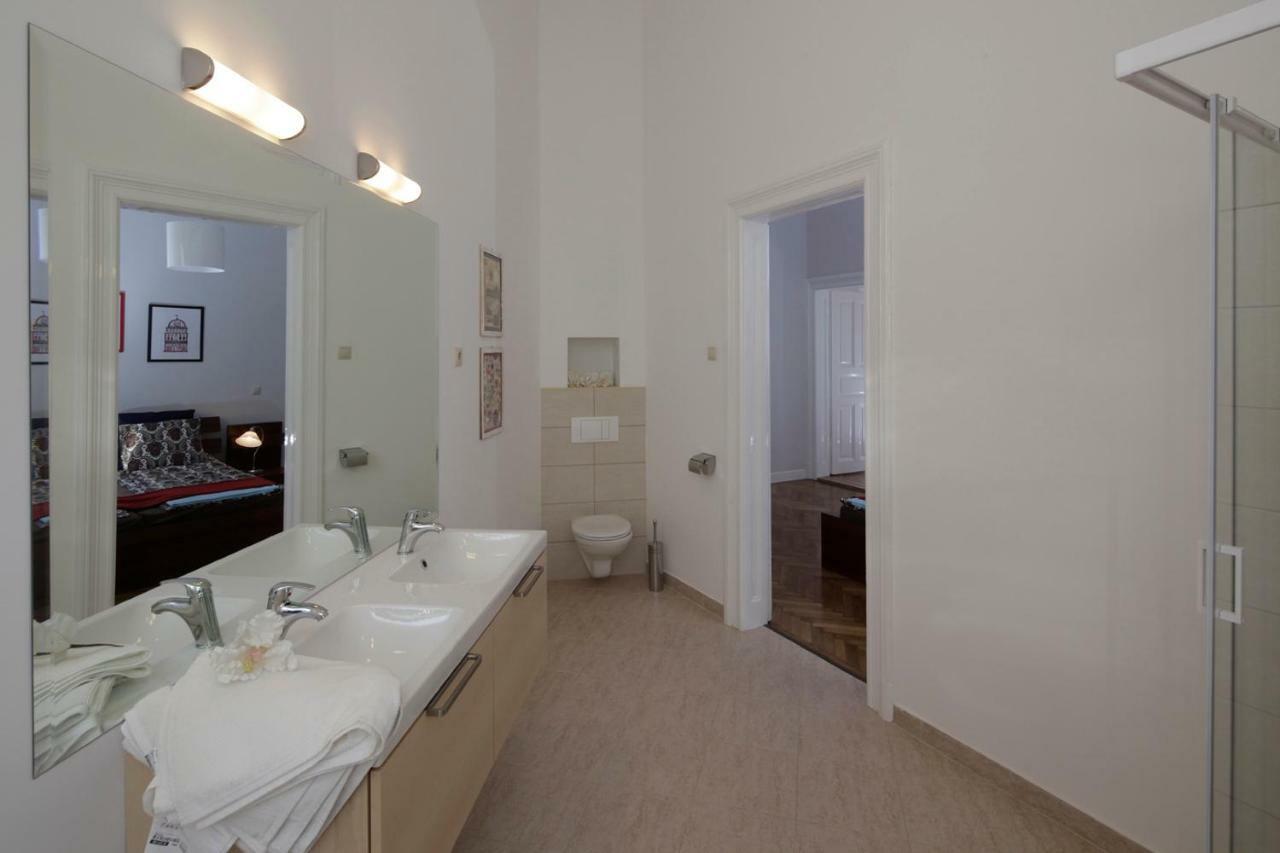 Urban Haven - 3 Beds, 3 Baths, Free Parking, Near Central Market บูดาเปสต์ ภายนอก รูปภาพ