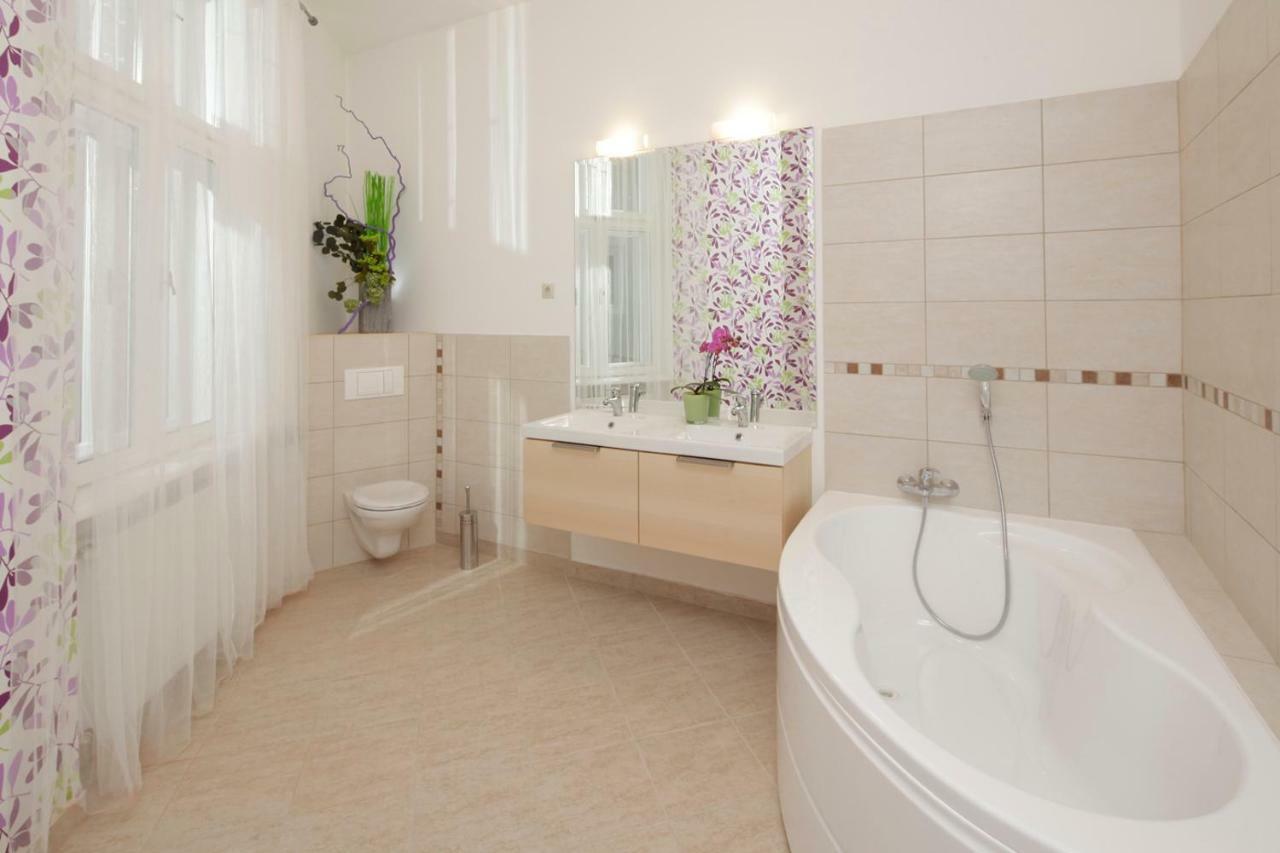 Urban Haven - 3 Beds, 3 Baths, Free Parking, Near Central Market บูดาเปสต์ ภายนอก รูปภาพ
